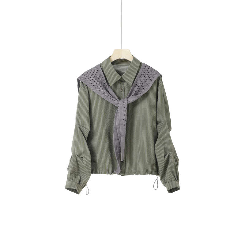 Mr. Li Zimu's Design Features a Striped Lapel Shawl Shirt for Women, Loose and Casual, Single-Breasted Shirt for Autumn Mr. Li Zimu's Design Features a Striped Lapel Shawl Shirt for Women, Loose and Casual, Single-Breasted Shirt for Autumn