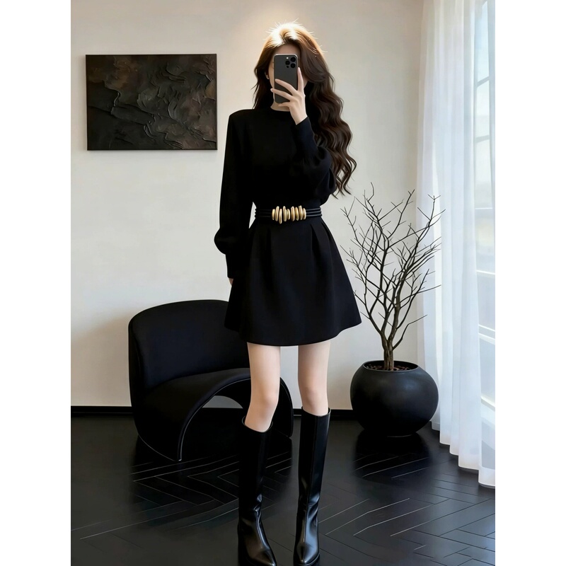 Uamtor, a Rich Daughter, Wears a Luxurious Black Dress That Makes Her Look Particularly Beautiful in Autumn, with a Cinched Waist and a Slimming Effect