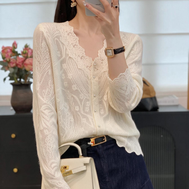 French Style 2026 Autumn and Winter New Style Accessible Luxury Lace V-Neck White Knitted Cardigan Women's Stylish Sweater Top