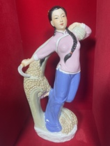 The Cultural Revolution Red Collection Old porcelain cut rice wool Sculpture Pendulum (large harvest) Chaozhou Institute of Ceramics Institute Porcelain Plastic