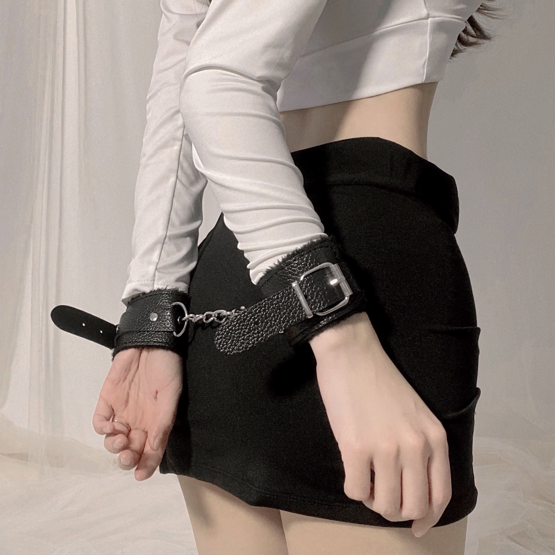 小さな小道具革手錠小道具加重ハンドバックルぬいぐるみ手錠ピンク女性カップル写真撮影スクリプトキリングゲーム