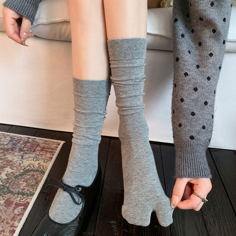 Gray Split-Toe Calf Socks for Women, Spring and Autumn Style, Pure Cotton Long Tube Slouch Socks, Autumn and Winter Two-Toe Sheep's Hoof Socks, Suitable for Split-Toe Shoes Gray Split-Toe Calf Socks for Women, Spring and Autumn Style, Pure Cotton Long Tube Slouch Socks, Autumn and Winter Two-Toe Sheep's Hoof Socks, Suitable for Split-Toe Shoes
