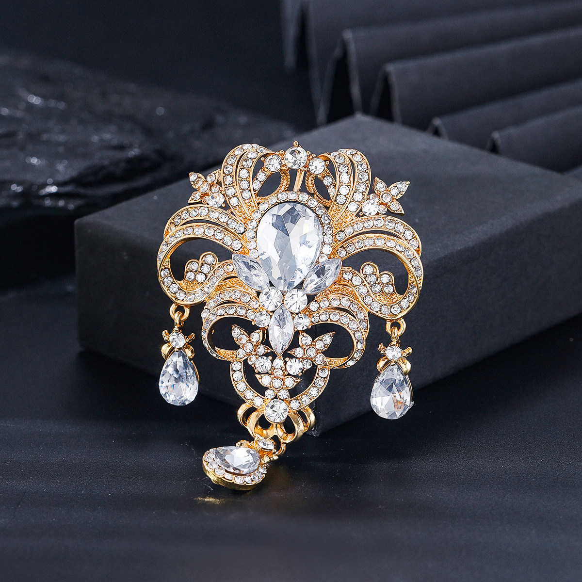 European and American Retro Elegant Crystal Glass Brooch, High-End Banquet Dress Accessories, Brooch, Corsage, Anti-Exposure Jewelry