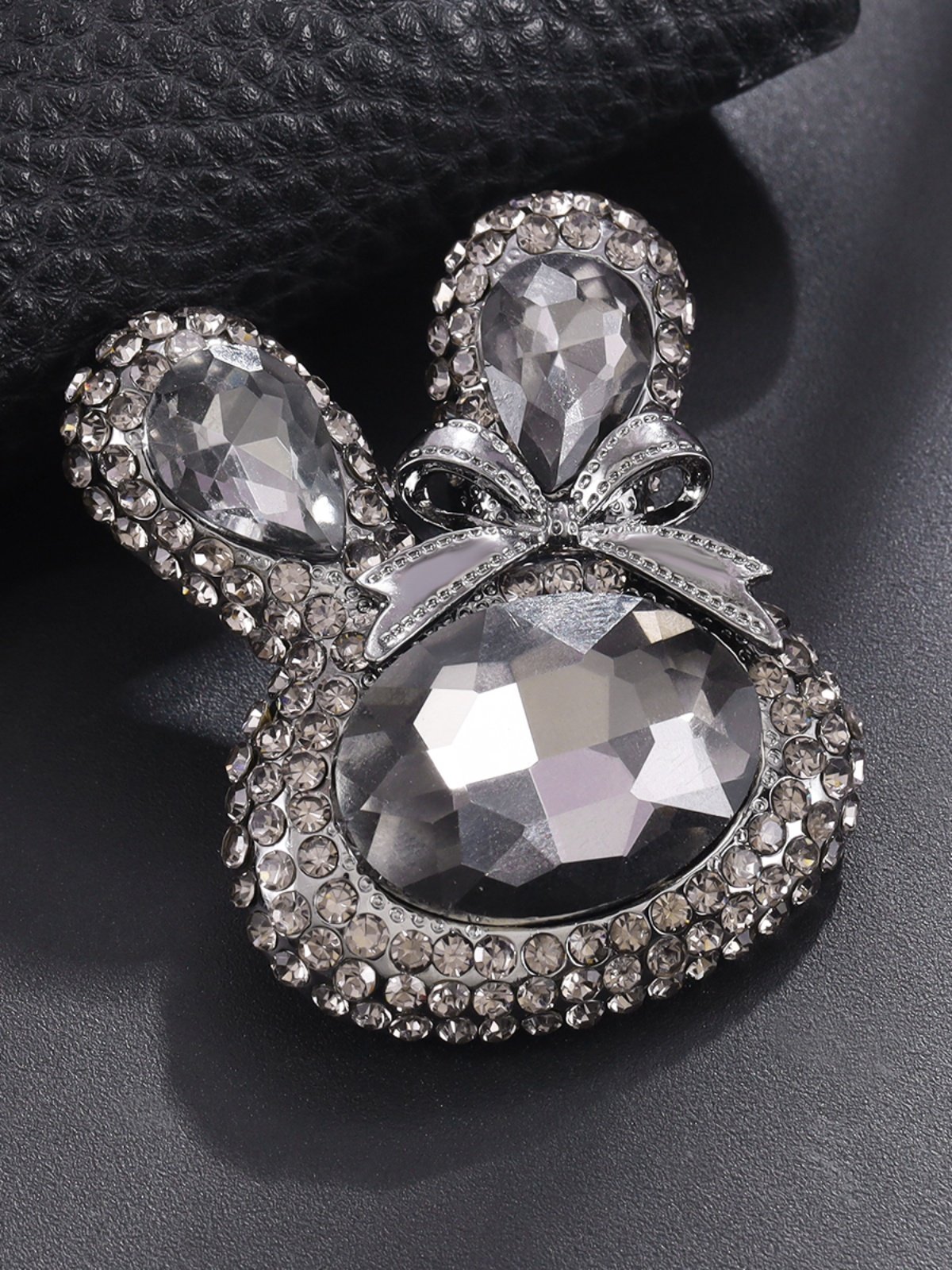 Cute Bow Rabbit Head Brooch Cartoon Fashion Clothing Accessory Safety Pin Coat Anti-Exposure Exquisite Corsage