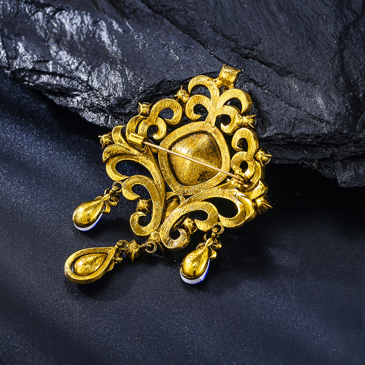 European and American Retro Light Luxury Palace-Style Brooch, Personalized Creative Crystal Glass Pendant, Suit Jacket Corsage Accessory