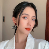 Red beads and silver needle earrings retro Hong Kong style Hepburn womens earrings simple frigid temperament round face thin earrings