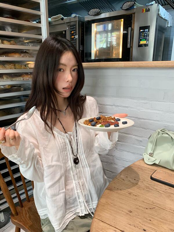 Correct Version [Dong Linjun, Lu Ying Ivy, Sasha Bai Same Style] Lace Spliced Round Neck Shirt