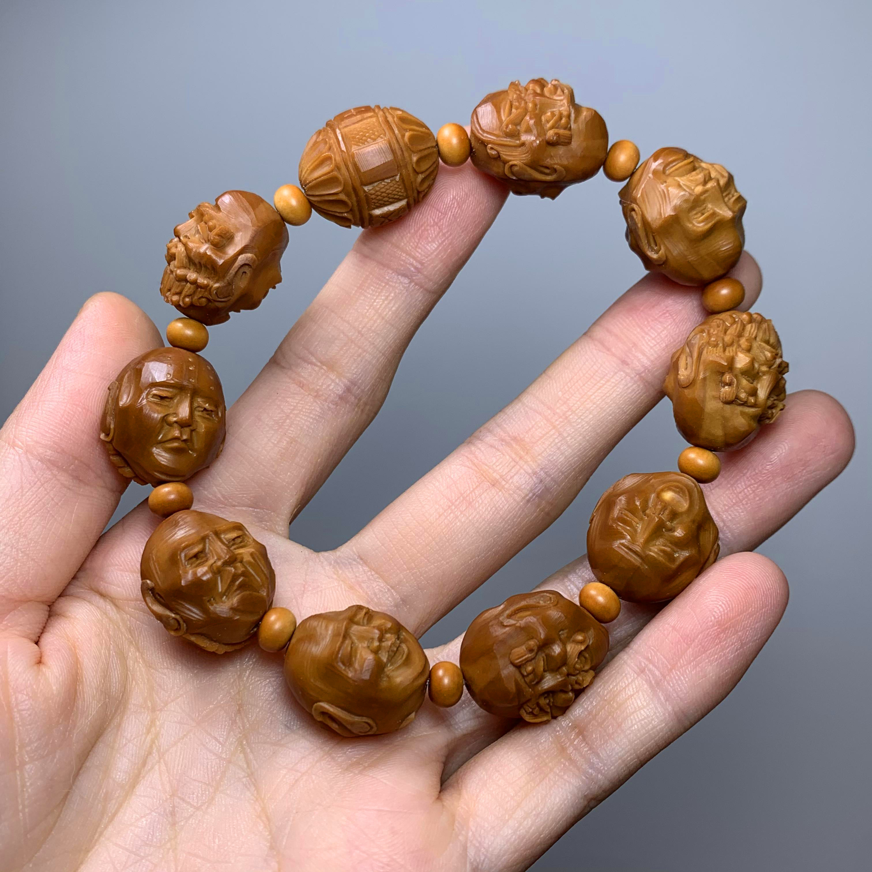 Su Gong olive core carving must send double-sided eighteen arhats bracelet five-year-old oil core pure hand-carved men's play