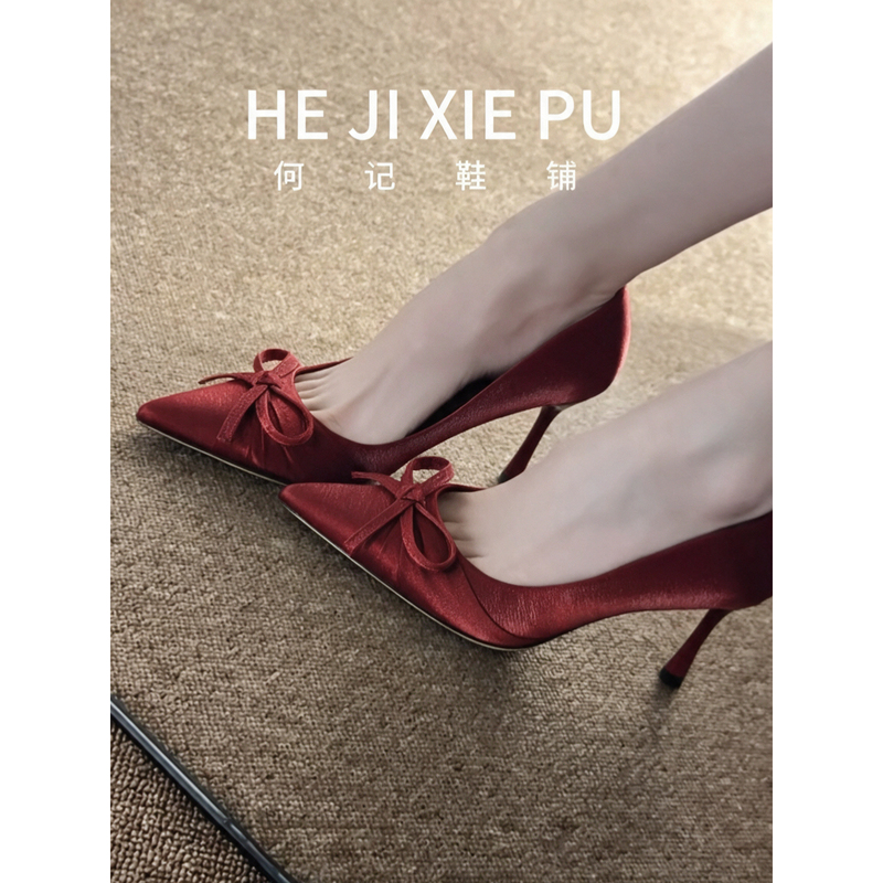 Red Bow-Tie Pointed-Toe High-Heeled Shoes, Suitable for Both Traditional Chinese Wedding Attire and Cocktail Dresses, Are a Stunning Addition to the Bride's Look, Enhancing Her Complexion