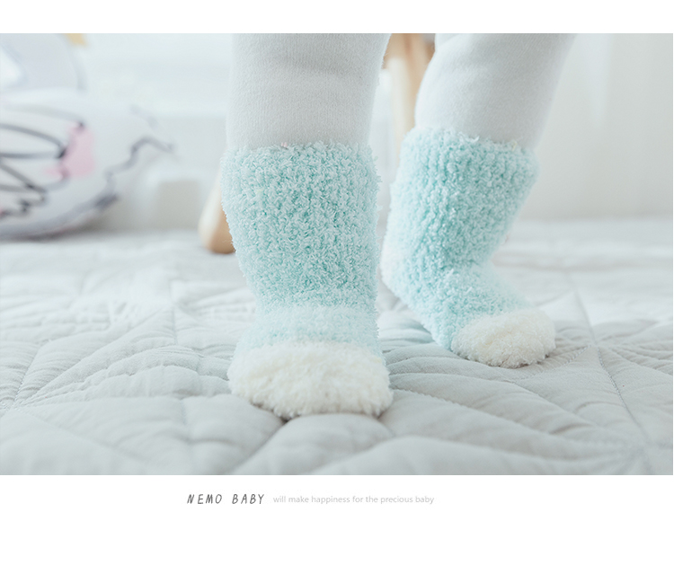 Mùa thu và mùa đông em bé nhung san hô ấm cho trẻ em vớ ngủ Siêu mềm cotton dày một nửa vớ nhung tất sơ sinh