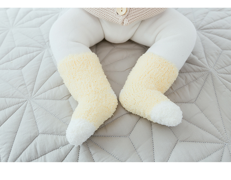Mùa thu và mùa đông em bé nhung san hô ấm cho trẻ em vớ ngủ Siêu mềm cotton dày một nửa vớ nhung tất sơ sinh