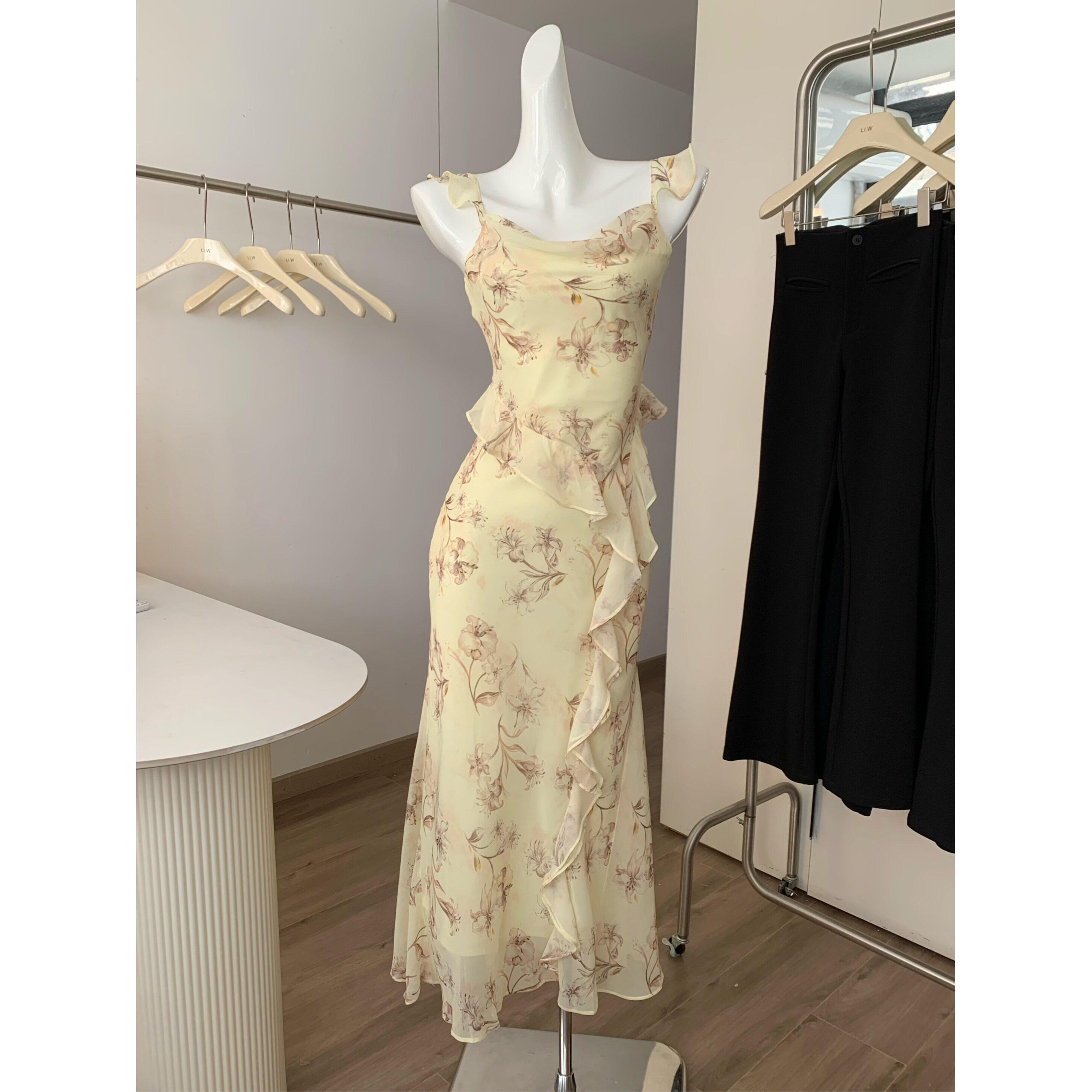 春夏向けニッチデザイン、フリル付きシフォン花柄プリントサマードレス、エレガントなロングAラインドレス