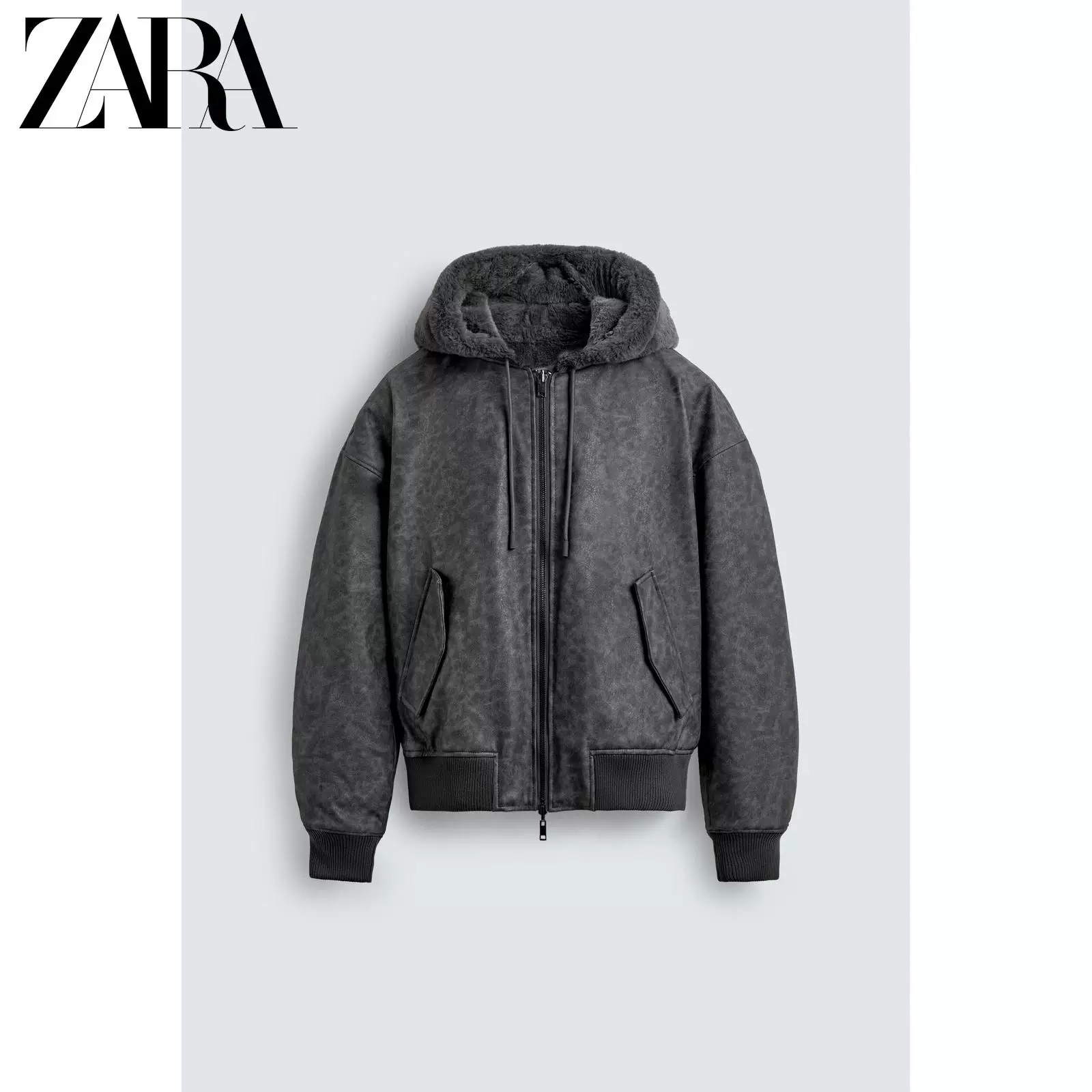 Новые поступления ZARA на осень 2025 Мужская куртка-бомбер из кожзаменителя с двусторонним эффектом 0993401 801