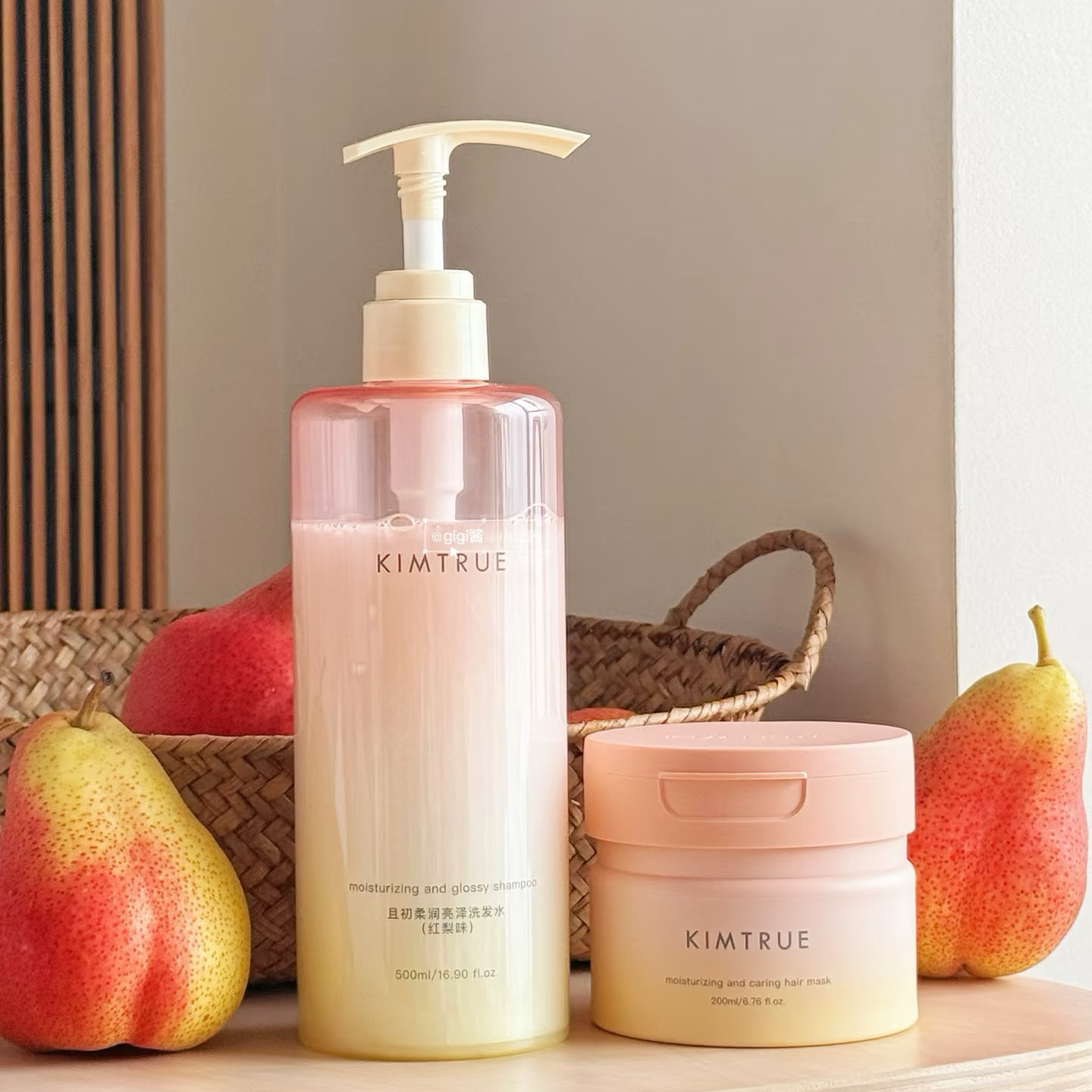 そして、これは全く新しい製品です！ボリュームアップ、なめらかな仕上がり、乾燥やダメージの改善に効果的なサンレッドペアシャンプー／ヘアマスク。