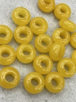 Один желтый халцедон