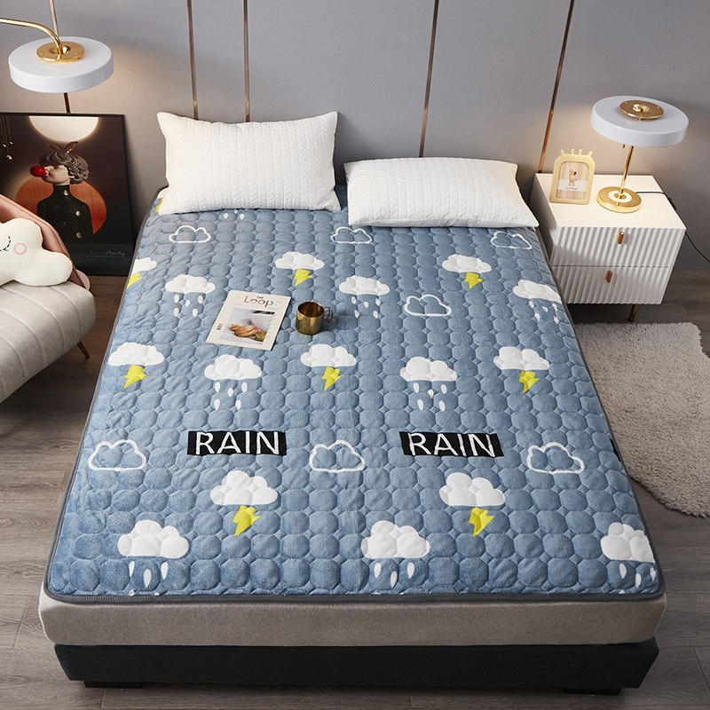 The thickening flannel mattress is water washable and folded with padding mattress on the ground is 1 2 1 5 m1 8 m