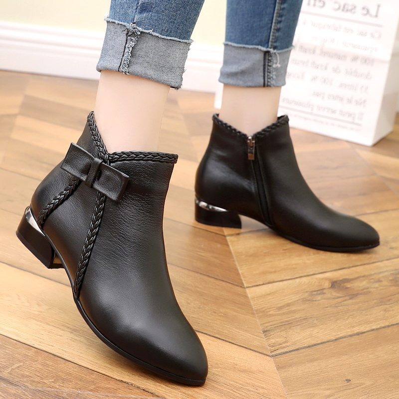 2022 autumn fashion all-match short boots women's leather plus velvet thick heel Korean Martin boots pointed toe low heel single boots bare boots
