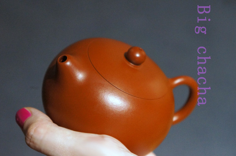 The Zhu Clay Purple Sand Pot (Xisch jug) oil nourishes the original mine big red robe clay with its own light