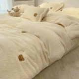 Антарктическое кашемирное стеганое одеяло ягненка было утолщено хлопковыми стегаными одеялами зимой и теплым общежитием. Одиночная весна и осень были универсальными