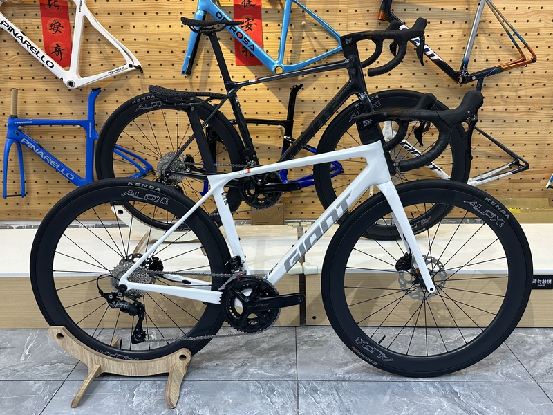 Genuine Giant Tcr Adv Pro Carbon Fiber Road Bike with Electronic Shifting, Full Carbon Configuration, Black and White