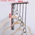 Sáng tạo đa chức năng treo tường bằng sắt treo tường treo quần áo giá treo quần áo phòng ngủ cửa hàng áo móc - Kệ