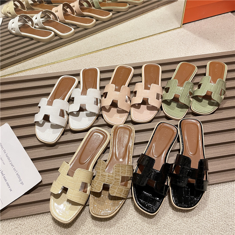 Crocodile Pattern Slippers for Women, New 2026 Model, Trendy Spring and Summer Sandals, Fashionable Beach Flat Slippers