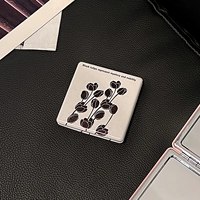 Цветы квадратного сердца цветение белоснежное дно увеличено, а одна сторона нормальная