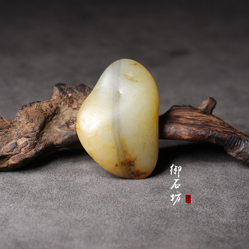 In the sale of non-negotiable Royal stone square Xinjiang Hetian jade seed material blue and white line sky encounter thousand years of rough 23 82g