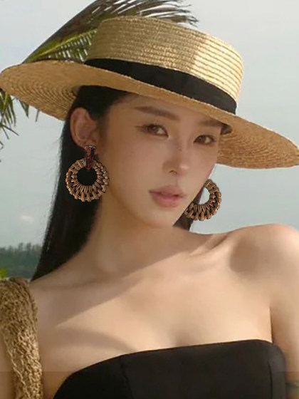 여성을위한 레트로 꼰 귀걸이 2025 새로운 핫 스타일 고급 휴가 여행 해변 과장 틈새 틈새 독특한 귀걸이