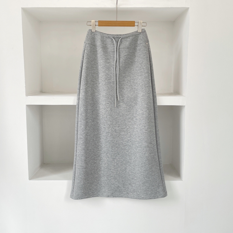 Paper-Thin Skirt That Covers the Hips, Slimming Mid-Length A-Line Skirt, Drapey Versatile Umbrella Skirt, Age-Reducing Slit Long Skirt for Spring
