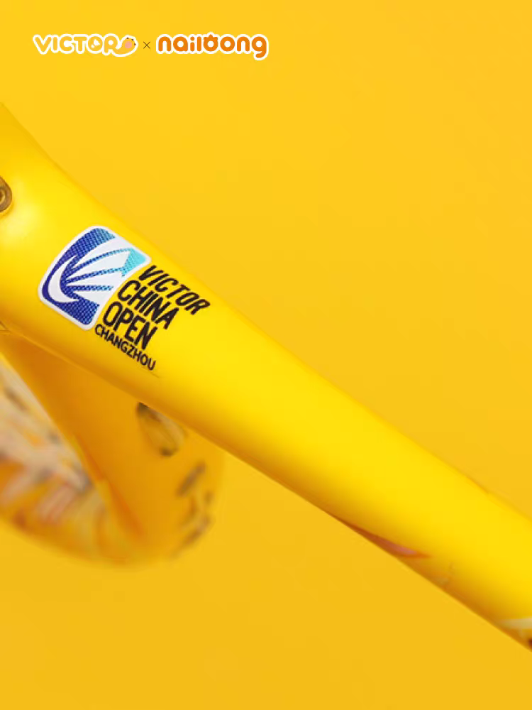 VICTOR威克多与中国公开赛的梦幻联动：一只羽毛球拍上的“奶龙”传说