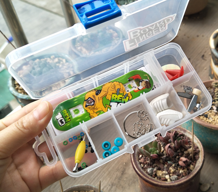 Nhựa Mini Four Wheel Finger Skate Set Monster Hình Kết hợp miễn phí Keychain Kids Kids Đồ chơi - Trượt băng / Trượt / Thể thao mạo hiểm miếng bảo vệ đầu gối