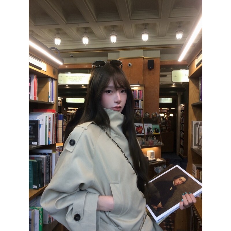 Yangzifan "Leicester Illustrated" Short Trench Coat for Women, Autumn Stand Collar, Waist-Cinching, Khaki Color, Petite Size Jacket