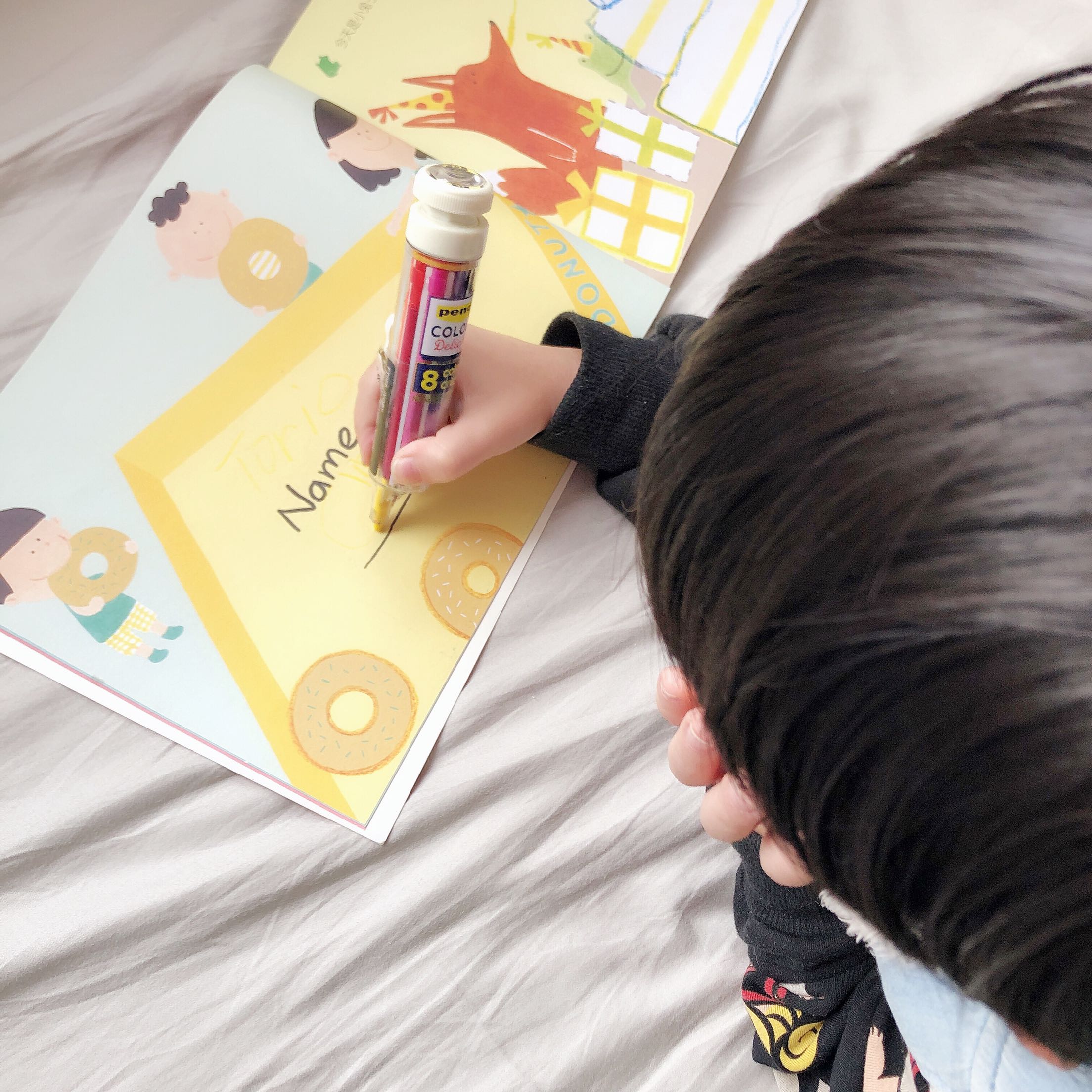 Children drawing magic crayons Japanese painting portable rotating colored crayons Safe Hong Kong Shunma