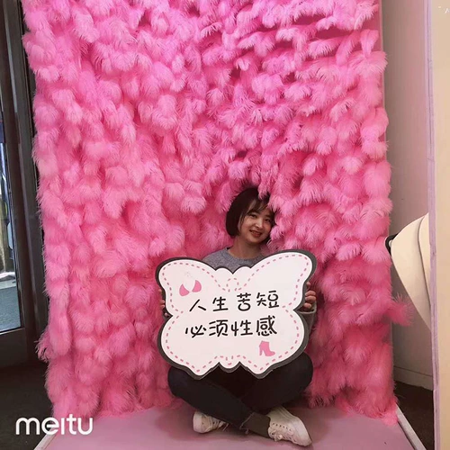 Сетевая красное перьев на стене розовые волосы страуса фото перье в фоне настенная стена свадебная дорожная рисунка декоративные перья реквизит