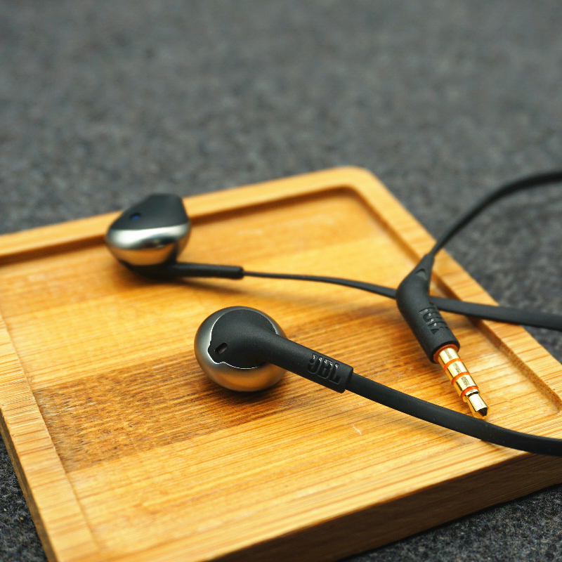 US big cards half an ear strap McCall headphones American bass surge and other long line black headphones to recognize the coming