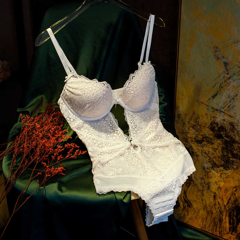 Deep V-fit with cup gathering free bra microplastic double lace sexy inner-clothed sweater