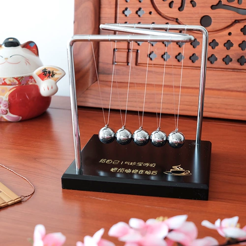 Мяч Ньютона ударил по мячу, чтобы прикоснуться к мячу Металлическо