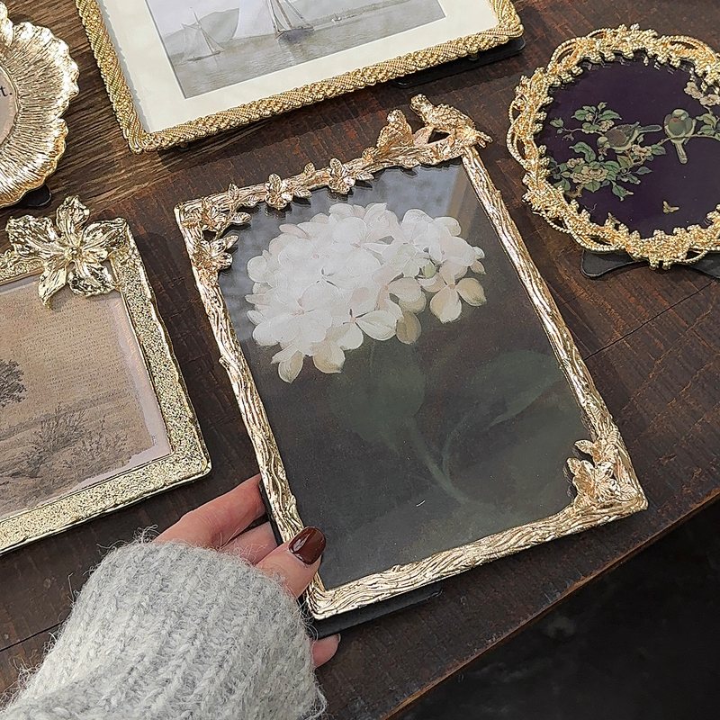 Retro Light Luxury Style Metal Frame Photo Frame for Tabletop Art Photos, Registration, Wedding Photos, and Photo Printing 7inch Plus Printed Photos Retro Light Luxury Style Metal Frame Photo Frame for Tabletop Art Photos, Registration, Wedding Photos, and Photo Printing 7inch Plus Printed Photos