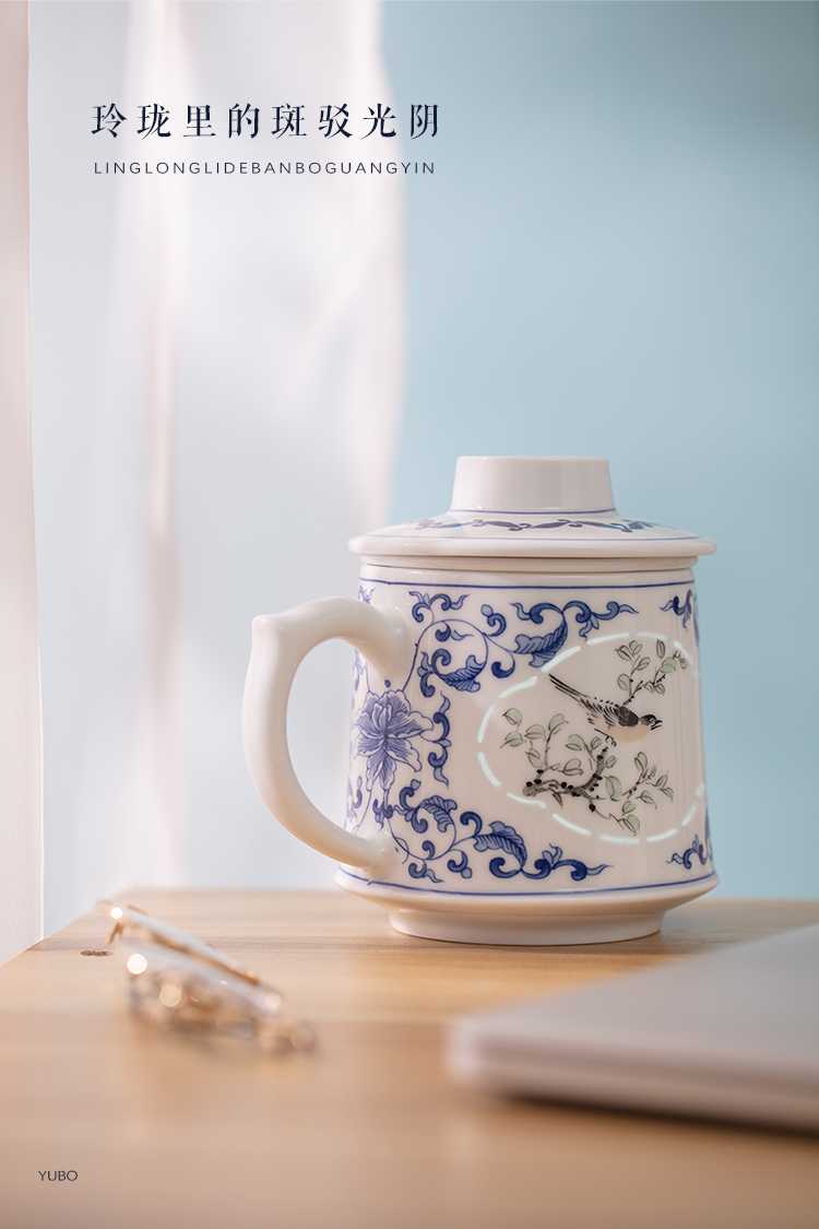 Jingdezhen blue and white porcelain cup jade cypress hand - made filter with cover male office mail tea cup tea separation motion pack