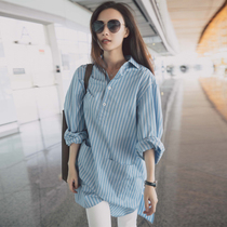 2021 new spring and summer Ni Ni stars in the same blue vertical striped open fork with a slim shirt dress