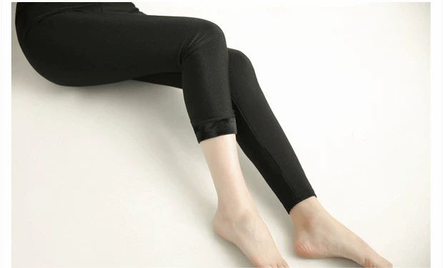 Người mẫu mặc mùa thu và mùa đông cộng với quần nhung dày, quần lửng ống rộng mm béo cỡ lớn trên bàn chân quần bóng loáng cao 9 điểm quần nữ