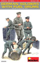 MINIART 35256 World War II German Soldiers and Fuel Barrels
