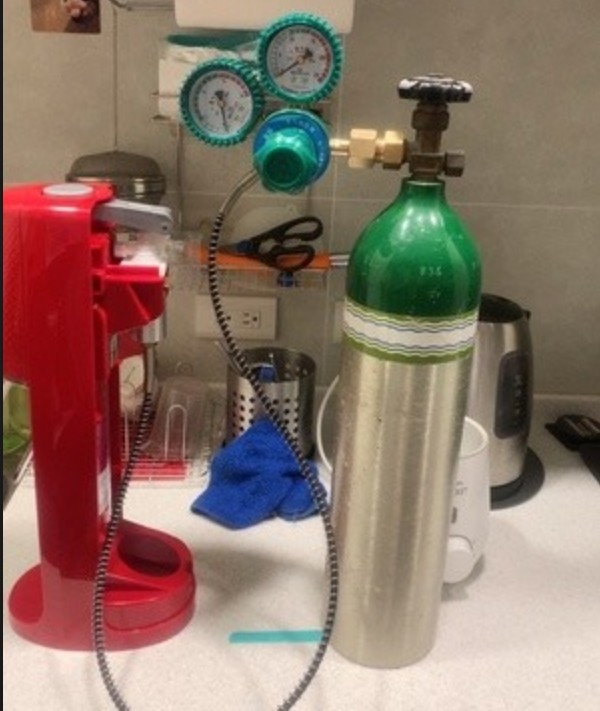 Hot-selling carbon dioxide cylinder directly to bubble soda water machine inflatable with pressure relief valve through the trachea joint