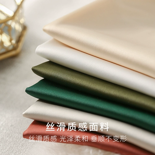 Белый шелковый топ с чашечками, летний костюм