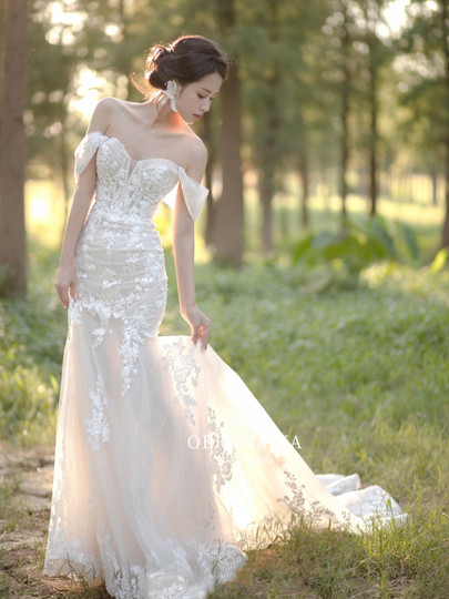 法式复古抹胸主婚纱2025新款新娘一字肩鱼尾蕾丝长拖尾轻婚纱森系