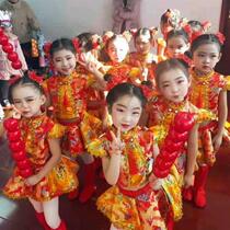 A selection of the opening dance and festive performances to serve the icing sugar hyacinth dance suit young Chinese doll open door red performance