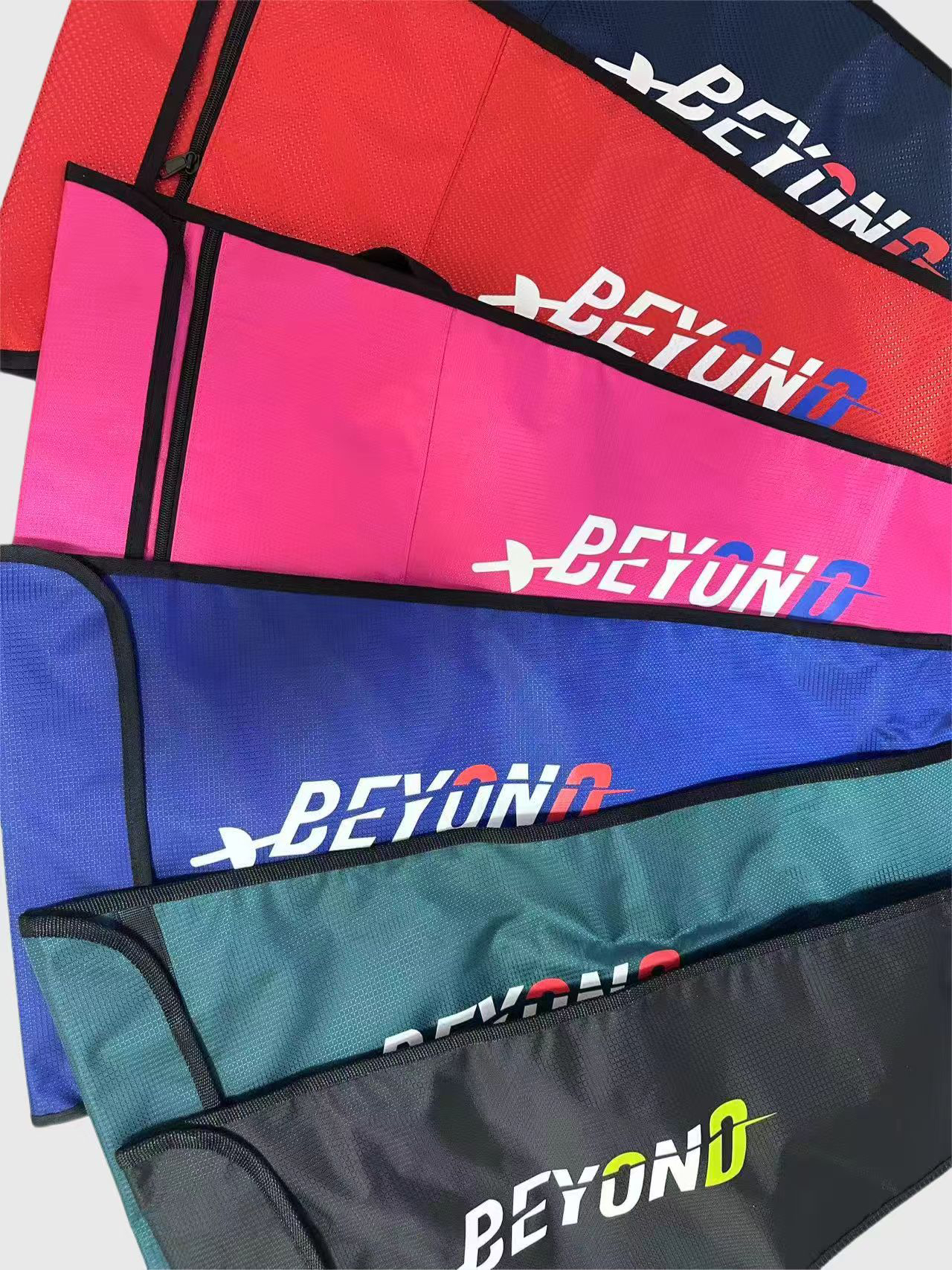 新しい三角形のバッグの向こう側