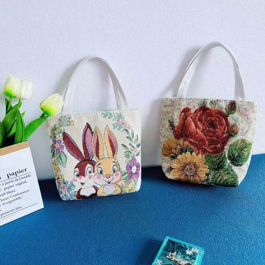 Fashionable, wear-resistant and versatile gold wire handbag with zipper