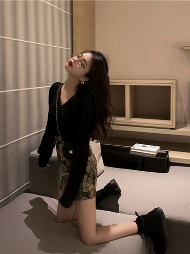 Весенняя небольшая дизайнерская рубашка, поясная сумка, мини-юбка, комплект, тренд сезона, V-образный вырез, высокая талия